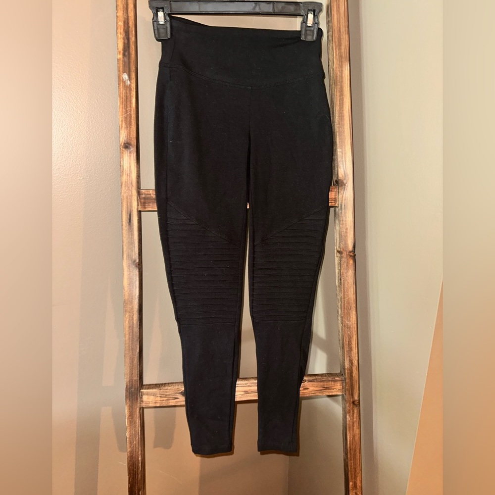 black rigged leggings